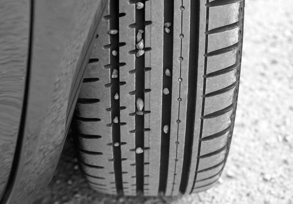 Cailloux rainures pneu